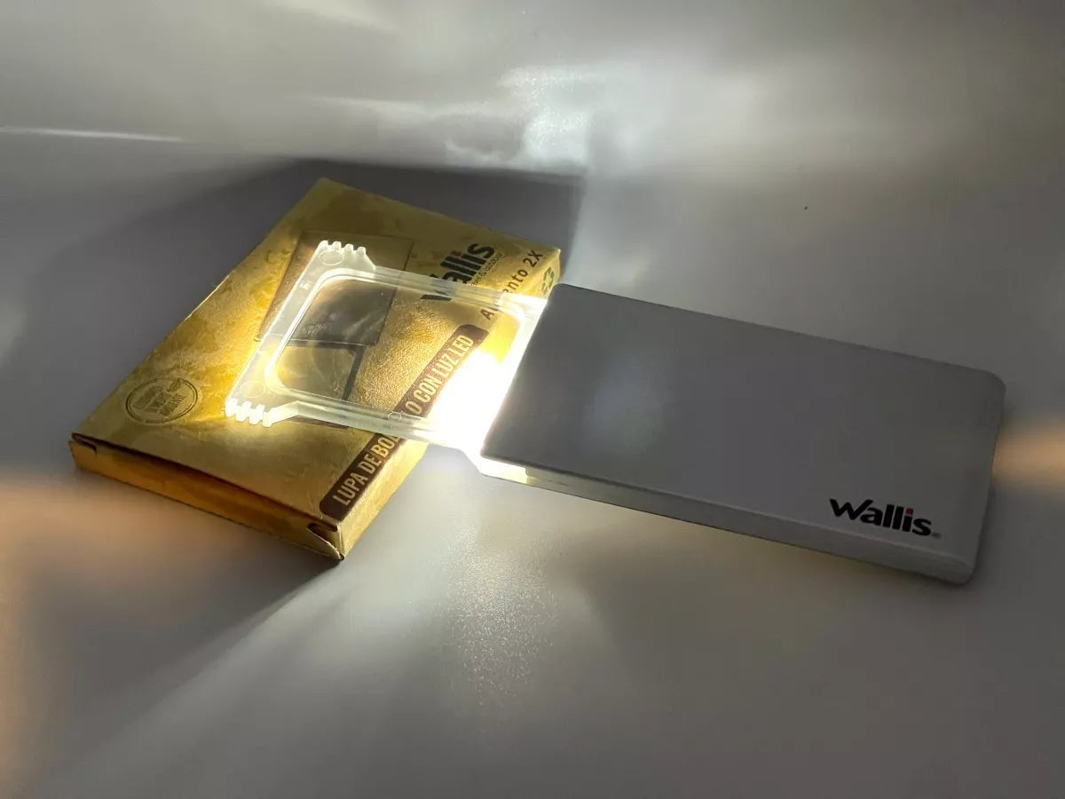 WALLIS Lupa Tarjeta de Bolsillo de 2X de 4x4.5cm con Luz LED Color Plata.