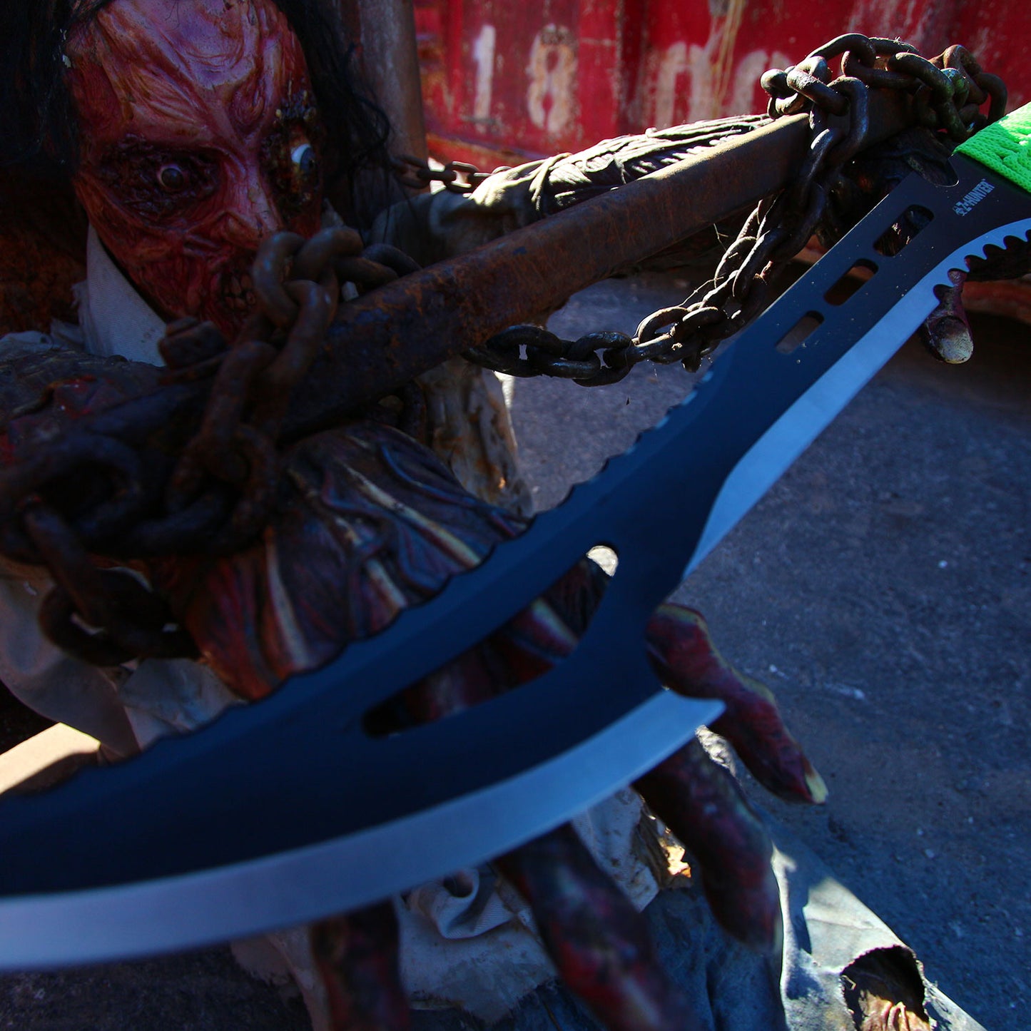 Machete Caza Zombis Z-Hunter con Estuche Negro y Paracord Verde Fosfo